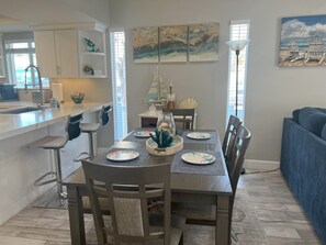 Dining - South Mission Beach..Steps to the Beach & Bay! (San Diego)