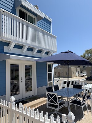 Outdoor dining - South Mission Beach..Steps to the Beach & Bay! (San Diego)