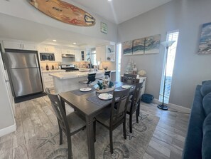Dining - South Mission Beach..Steps to the Beach & Bay! (San Diego)