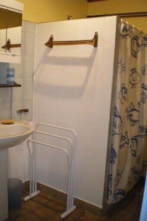 Dusche, Haartrockner, Seife, Shampoo