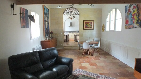 TV, books, offices - The Chapel of the Domaine de Choisy near Saint Emilion (Abzac)