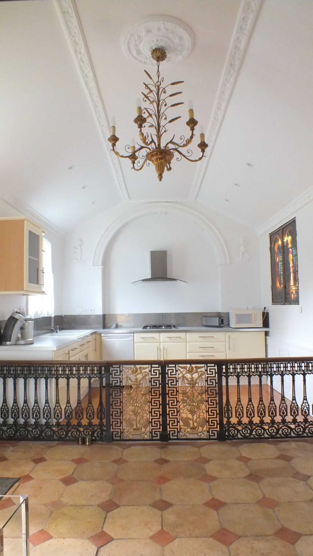 Réfrigérateur, micro-ondes, plaque de cuisson, cafetière/bouilloire