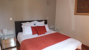 2 bedrooms, iron/ironing board, free WiFi, bed sheets - The Chapel of the Domaine de Choisy near Saint Emilion (Abzac)