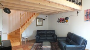 Una televisión, libros, una oficina