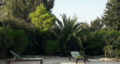 Belle et confortable Suite en rez de jardin dans propriété  ,piscine et spa