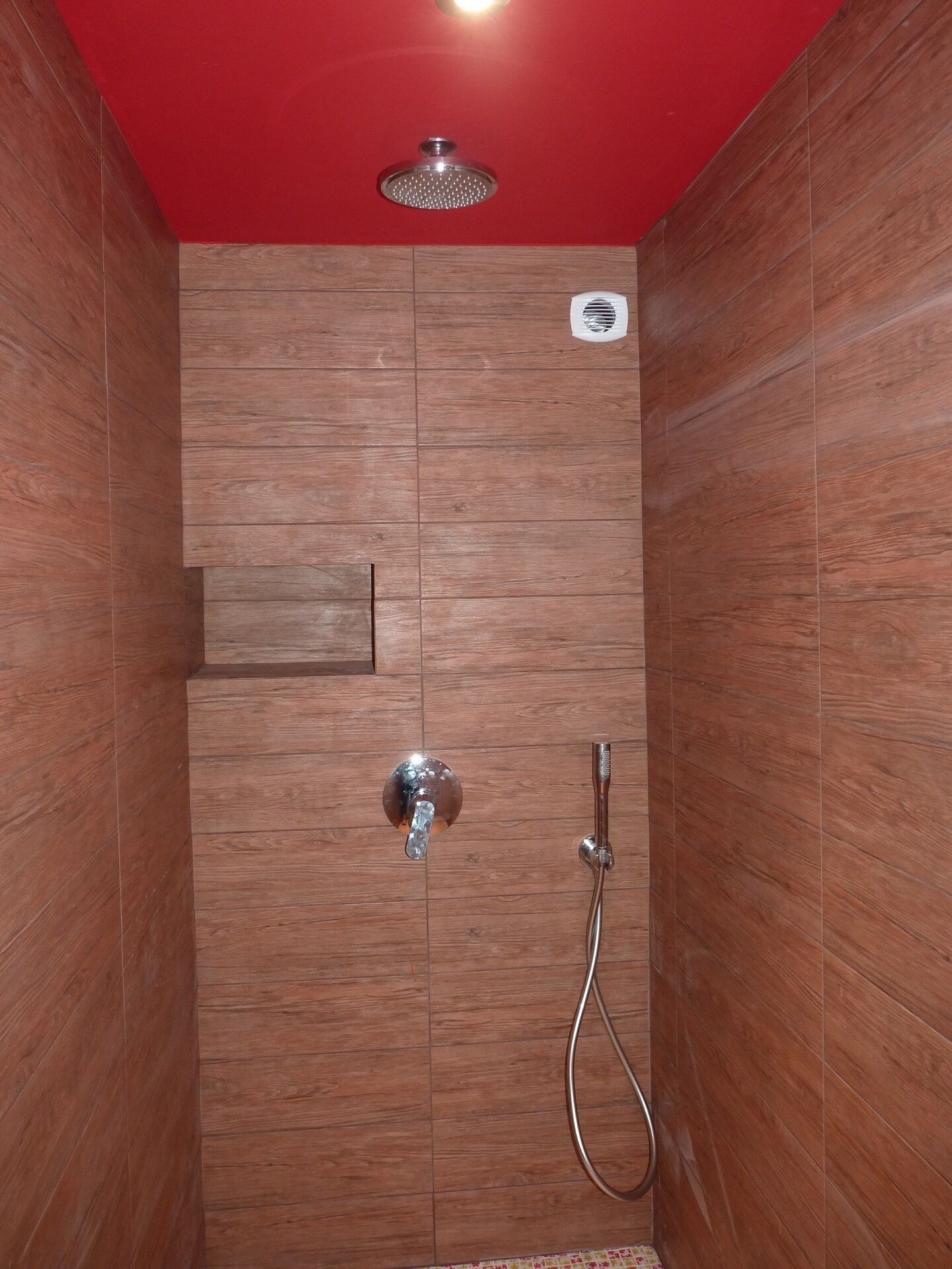 Een douche, een haardroger, handdoeken, shampoo