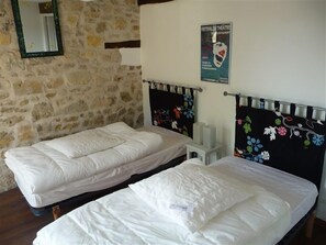 6 habitaciones, tabla de planchar con plancha, cuna de viaje y wifi 