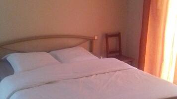 2 bedrooms, iron/ironing board, WiFi, bed sheets