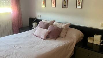 3 slaapkamers, een bureau, een strijkplank/strijkijzer, gratis wifi