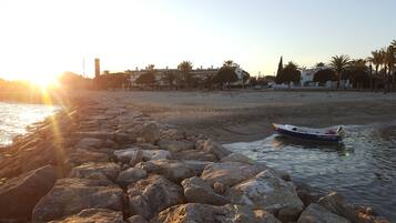 Vlak bij het strand, ligstoelen aan het strand