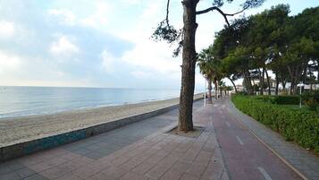 Plage à proximité, chaises longues