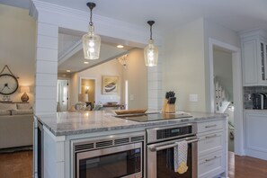 冰箱、微波炉、烤箱、炉灶