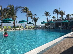 A clear blue pool with lounge chairs and umbrellas, surrounded by palm trees. - 2 Bd Tropical Oasis, Cabana Club Access-Thanksgiving early booking discount! (Marathon)