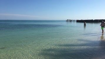 Beach nearby, sun loungers, beach towels