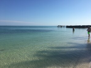 بالقرب من الشاطئ، كراسي للتشمس، مناشف للشاطئ