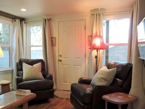 TV, DVD player, books - Casita (Prescott)