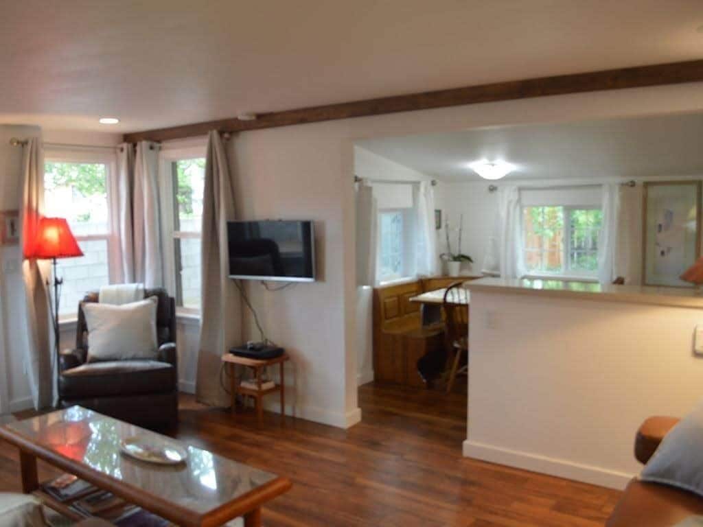 Televisión, reproductor de DVD, libros