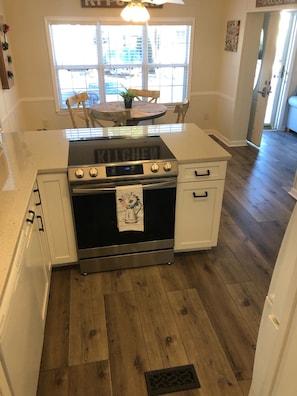 Geladeira, micro-ondas, fogão, cooktop