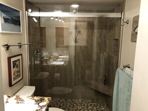 Douche, sèche-cheveux, serviettes fournies, savon