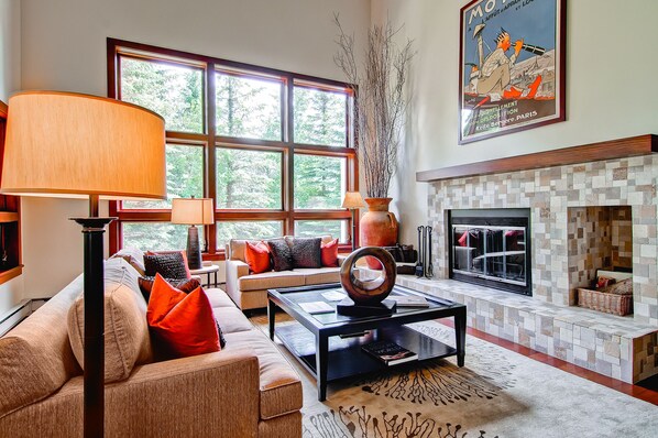 TV, fireplace, DVD player - LUXURY VAIL RESIDENCE • PRIVATE HOT TUB • 3 BEDROOMS + DEN (Vail)