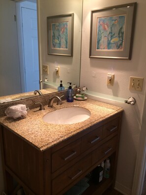 Duschwanne, Haartrockner, Handtücher, Seife