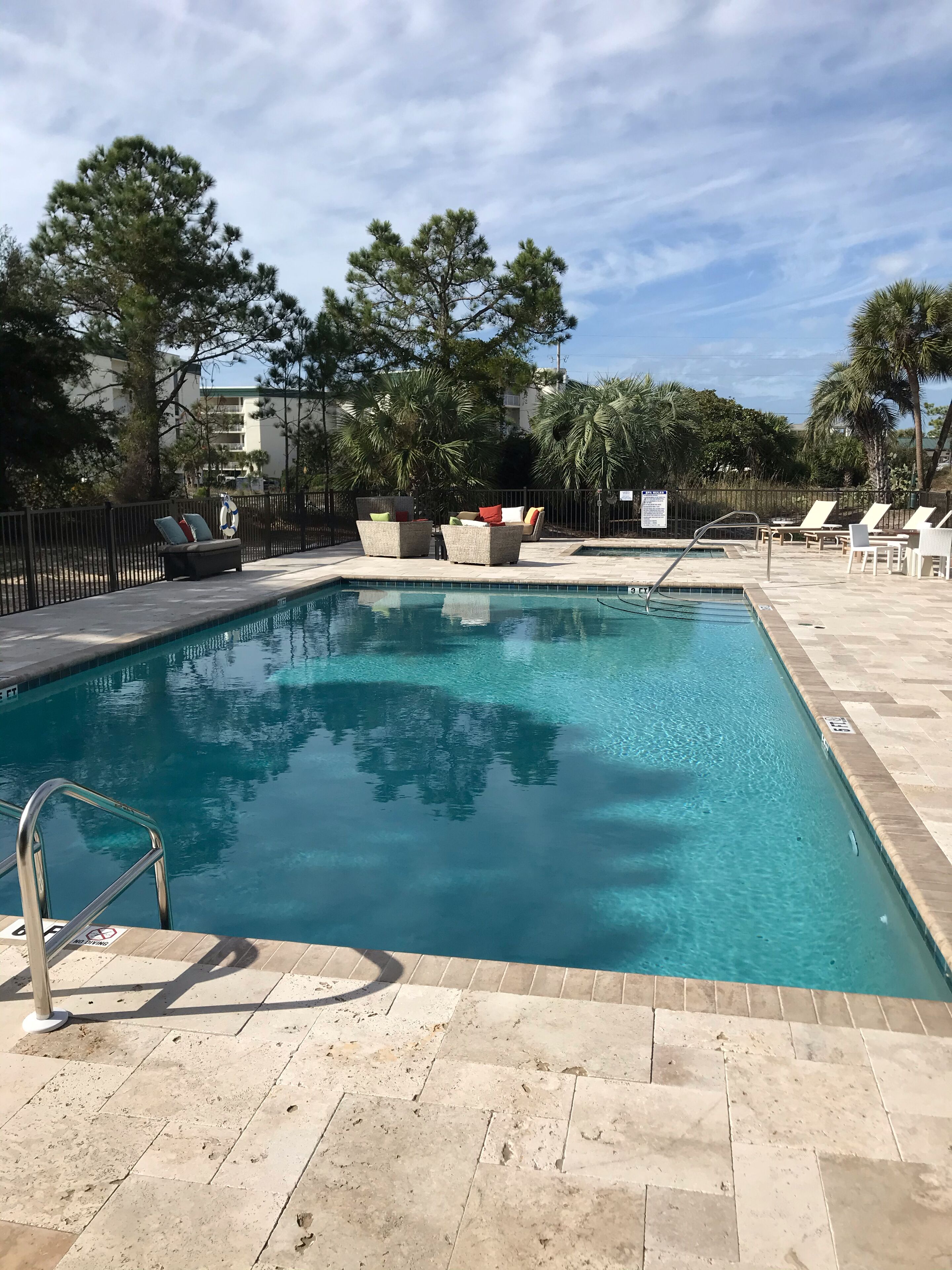 Una piscina al aire libre, una piscina climatizada