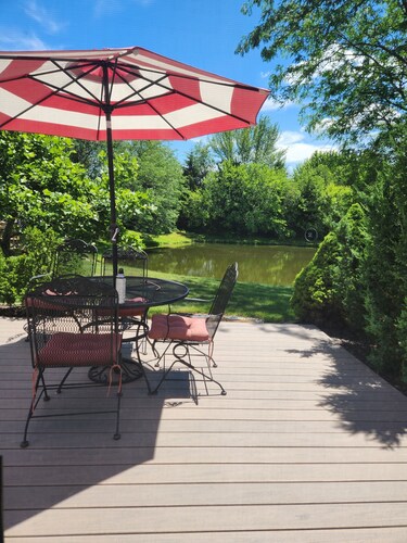 2 Bed/2 Bath Cozy Home Mid-Town Carmel on Small Pond/Heated Garage