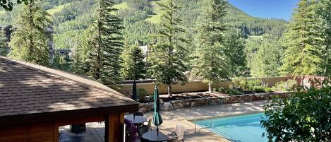 Een verwarmd zwembad