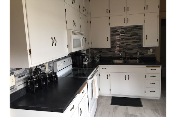 Geladeira, micro-ondas, fogão, cooktop