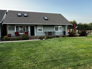 Exterior - Country escape next to town for a quaint cottage getaway & majestic Rainer view (Yelm)