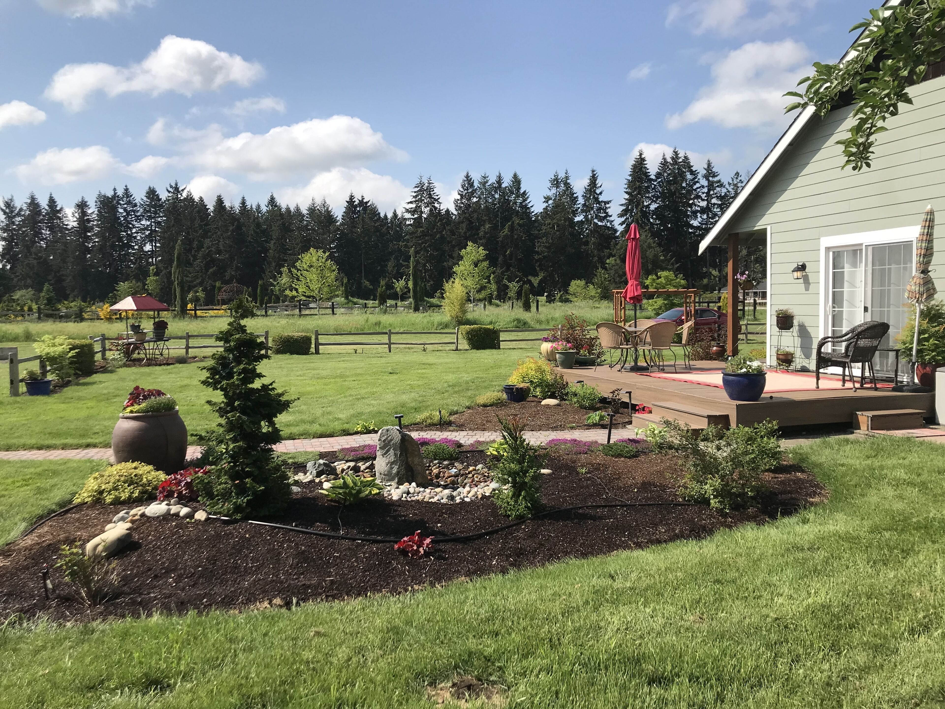 Country escape next to town for a quaint cottage getaway & majestic Rainer view
