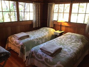 3 bedrooms, iron/ironing board, travel crib, free WiFi - Historic Sugar Era Home Close to National Park – A Local Staycation Favorite! (Volcano)