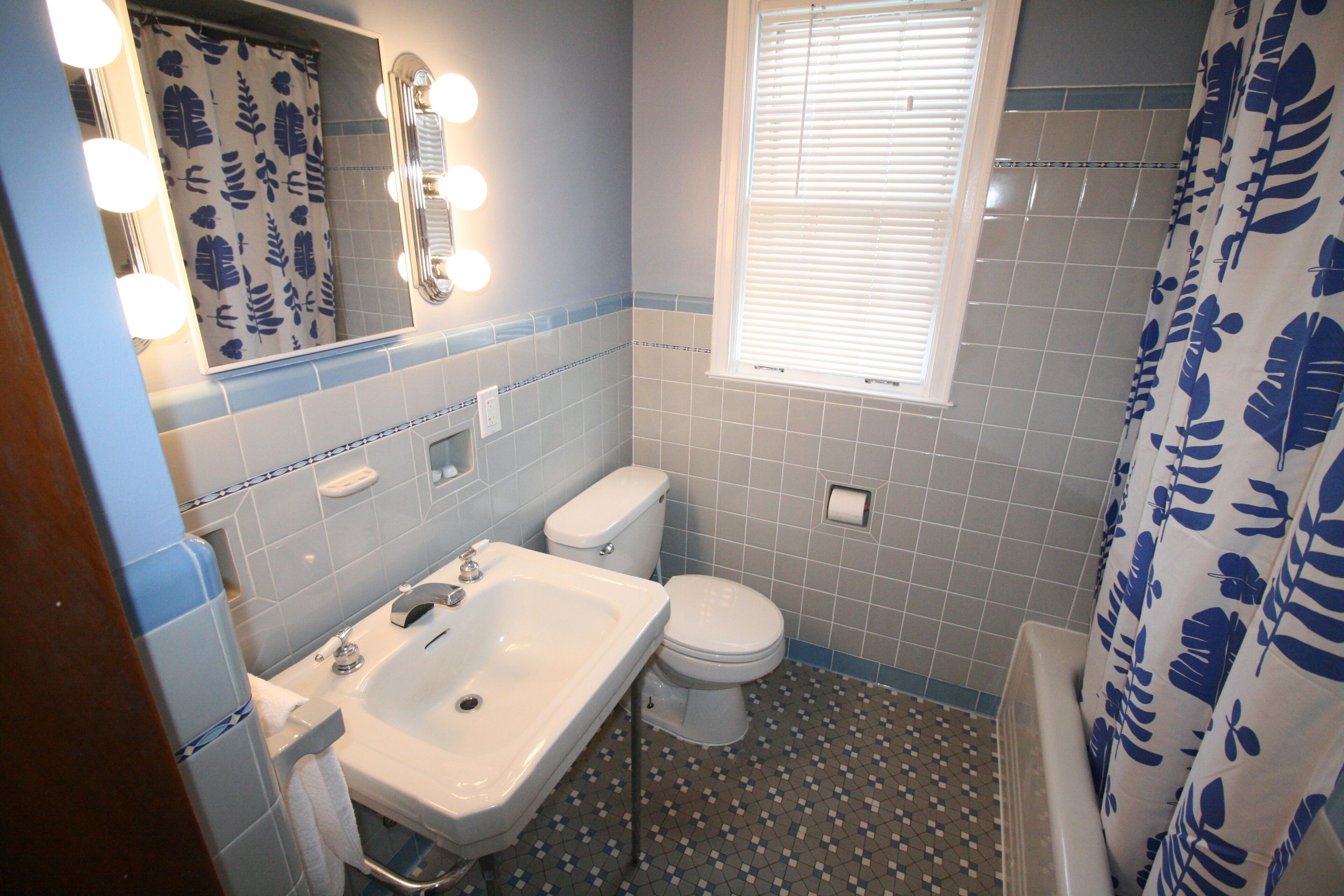 Ein Badezimmer mit Waschbecken, Toilette und Dusche.