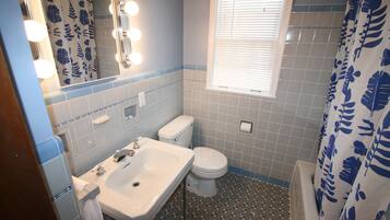 Ein Badezimmer mit Waschbecken, Toilette und Dusche.