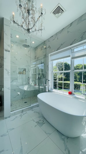 Ensemble douche/baignoire, douche à « effet pluie », sÚche-cheveux