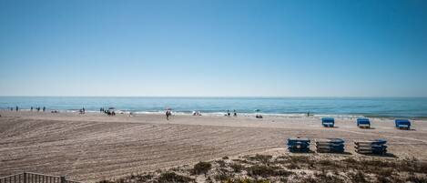 Plage, chaises longues, serviettes de plage
