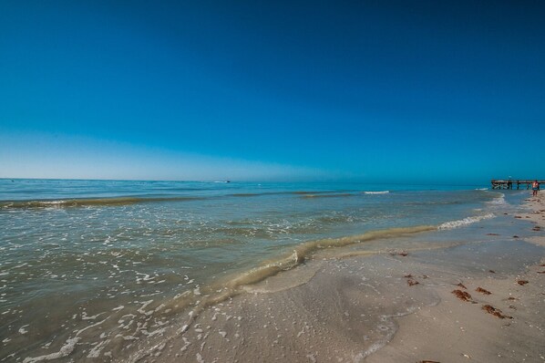On the beach, sun-loungers, beach towels - PICTURE PERFECT! Fantastic views from all 3 balconies!! (Indian Shores)