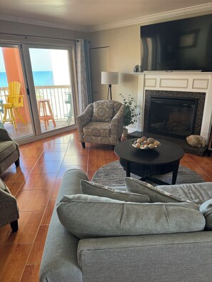 Smart TV, fireplace, books - PICTURE PERFECT! Fantastic views from all 3 balconies!! (Indian Shores)