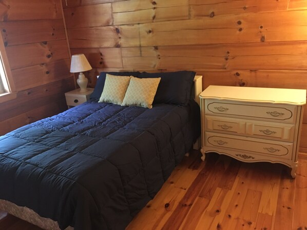 2 soverom, strykejern/-brett og sengetøy