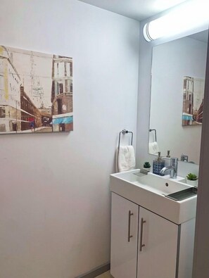 Duschwanne, Haartrockner, Handtücher, Seife