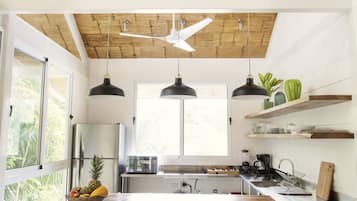 Refrigerador, microondas, parrilla de estufa y cafetera y tetera