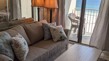 Smart-TV, bøker og stereoanlegg