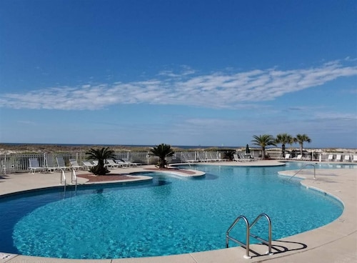Beautiful Gulf Front Unit with Balcony