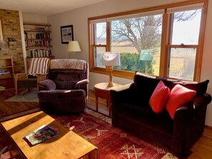 Smart TV, reproductor de DVD, tenis de mesa y libros 