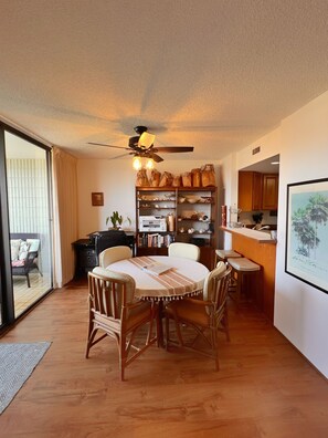 Dining - Ocean Views/Mountain Views!!! - Best Price - 2 Bedroom/Bath - Beach across road! (Kailua-Kona)