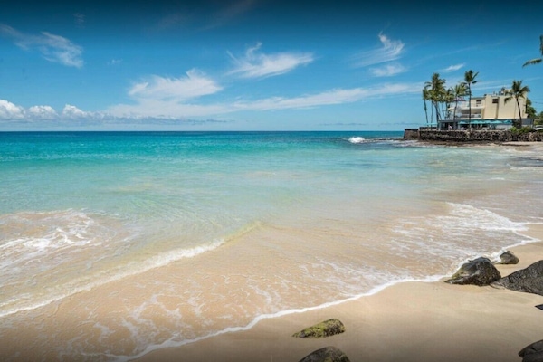Beach nearby, sun-loungers, beach towels
