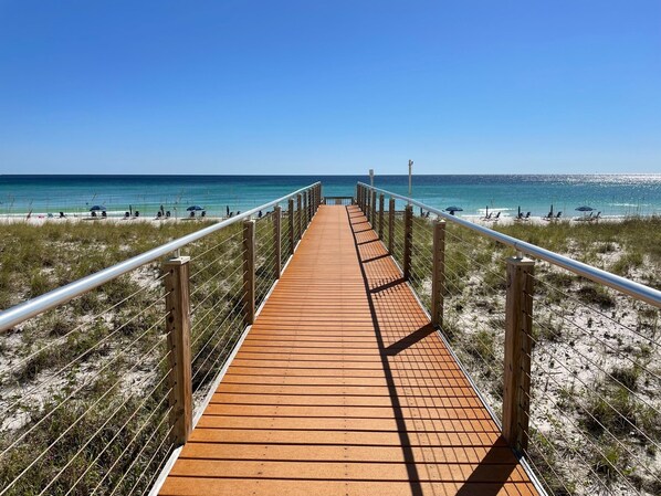 En la playa y camastros 