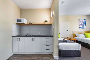 Frigorífico, microondas, placa de cocina y hervidor eléctrico