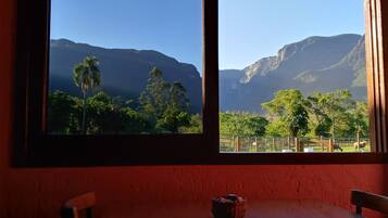 Chalé superior, 2 quartos, vista para a montanha | Frigobar, escrivaninha, cortinas blackout, Wi-Fi de cortesia