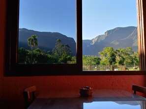 Superior chalet, 2 slaapkamers, uitzicht op bergen | Een minibar, een bureau, verduisterende gordijnen, gratis wifi